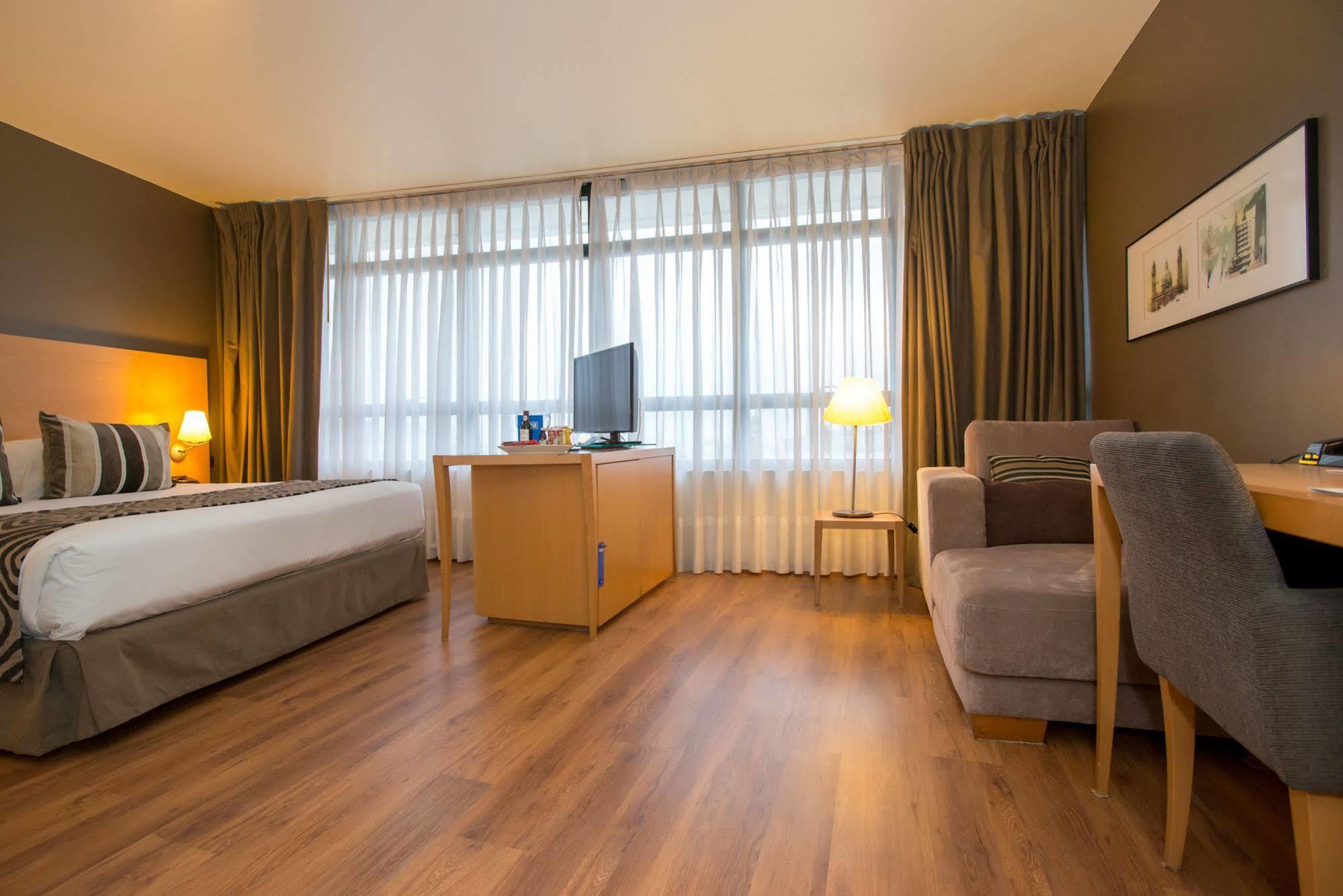 Tryp Montevideo Hotel Exterior photo